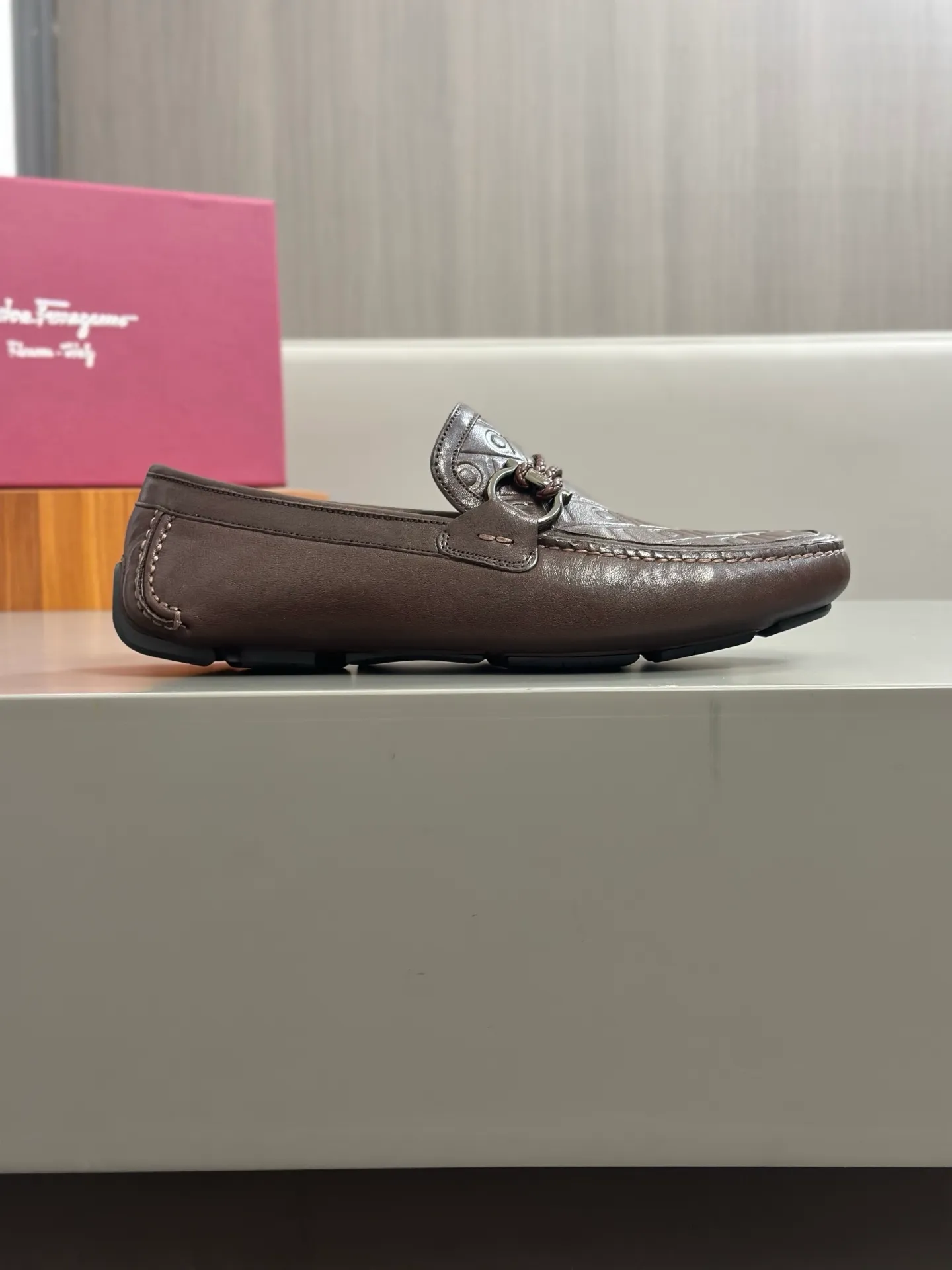 Batch 840, original order quality, new counter model, Ferragamo handmade men's driving shoes, bean shoes, slip-on shoes, lazy shoes, exquisite hand-stitching, workmanship details comparable to counters, original rubber outsole, imported cowhide from Italy, pressed water corrugated water-dyed cowhide lining, 39-44 large quantities in stock (38, 45 custom-made, non-refundable)